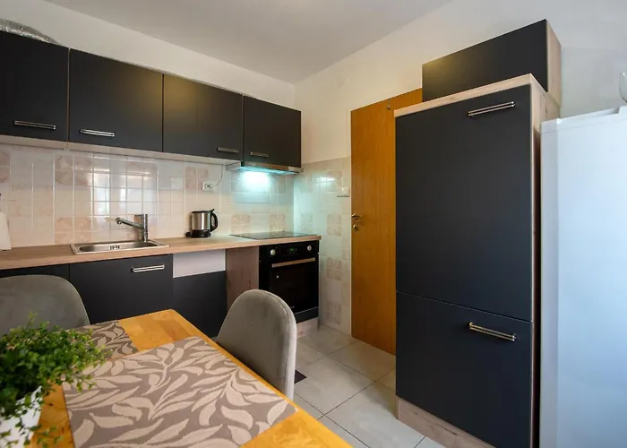 Апартаменты 1 Bedroom Lovely In *