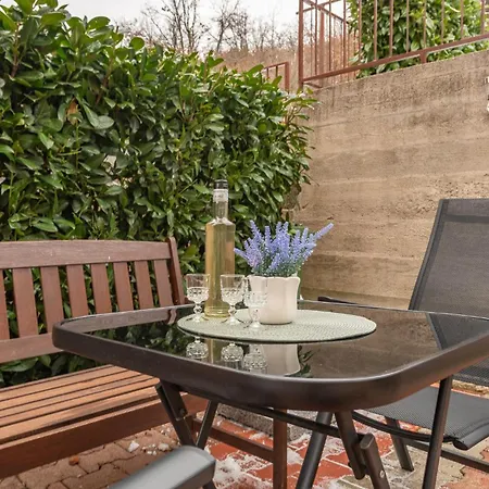 1 Bedroom Lovely In Apartment Gracac (Zadar)